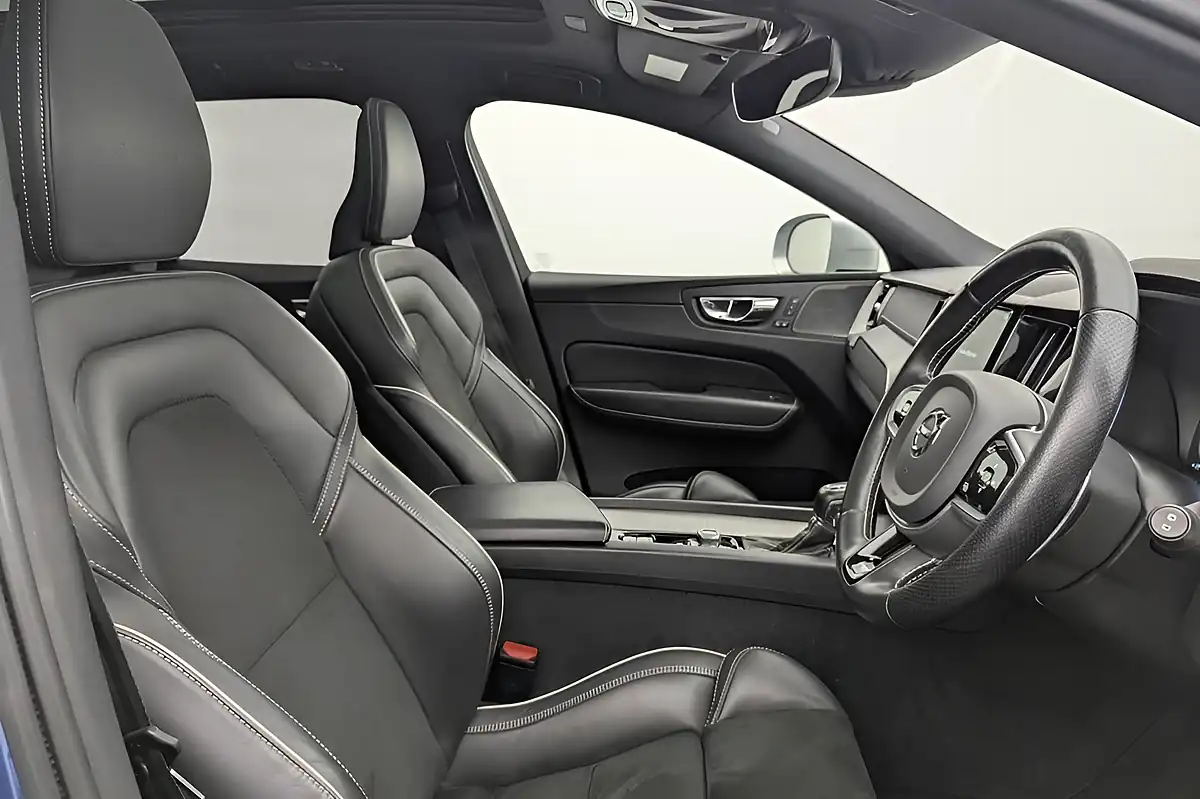 Used 2018 Volvo XC60 R-Design Pro Blue - Interior and Exterior details 3