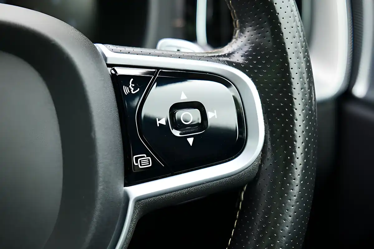 Used 2018 Volvo XC60 R-Design Pro Blue - Interior and Exterior details 10