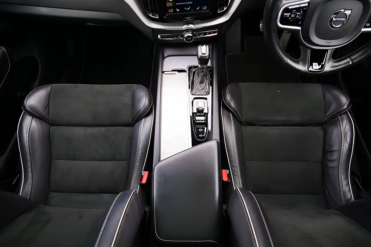 Used 2018 Volvo XC60 R-Design Pro Blue - Interior and Exterior details 12