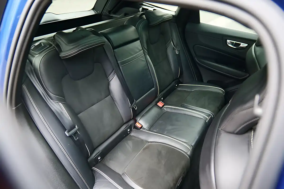 Used 2018 Volvo XC60 R-Design Pro Blue - Interior and Exterior details 15