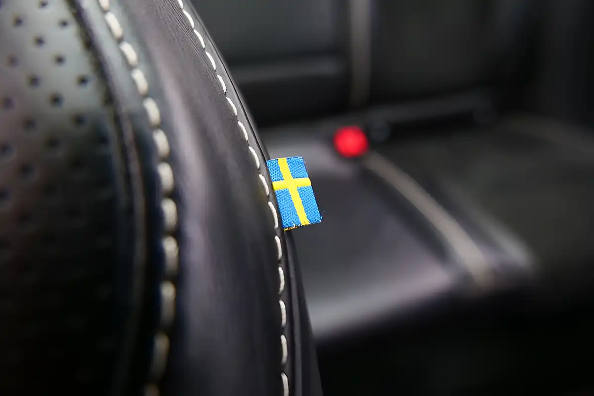 Used 2018 Volvo XC60 R-Design Pro Blue - Interior and Exterior details 8