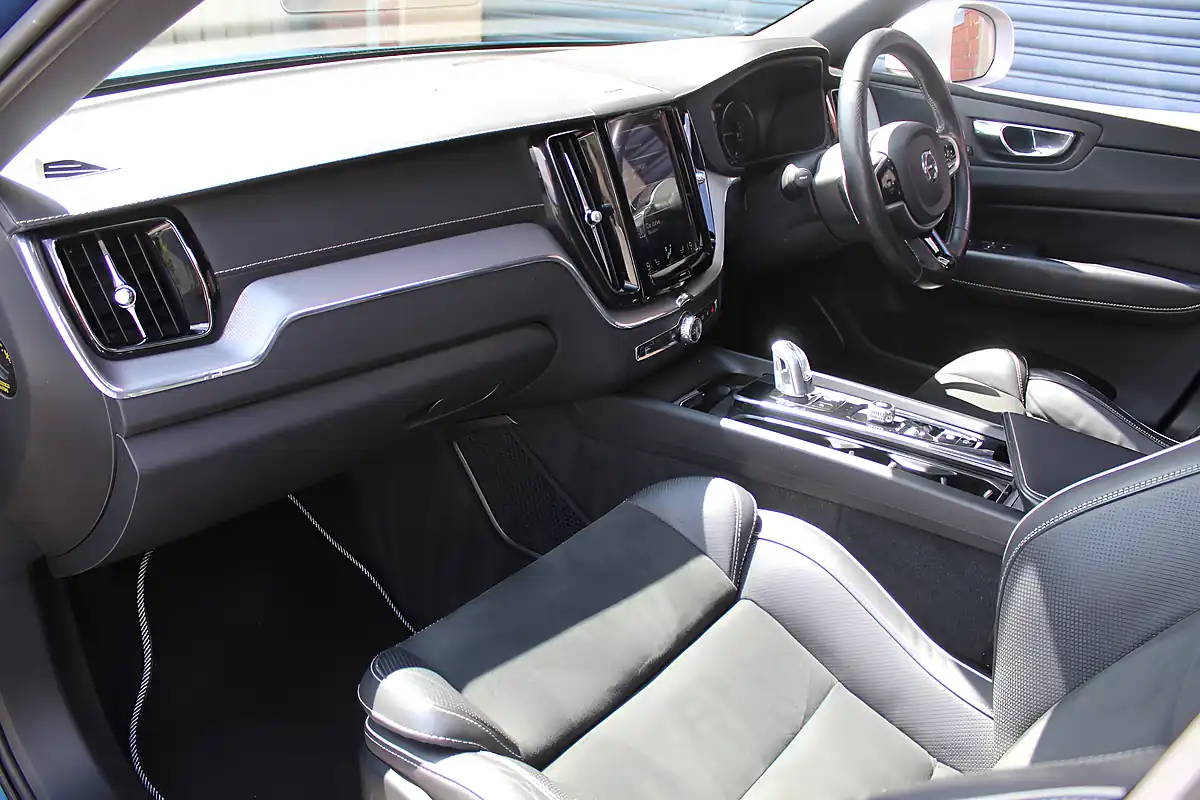 Used 2018 Volvo XC60 R-Design Pro Blue - Interior and Exterior details 13