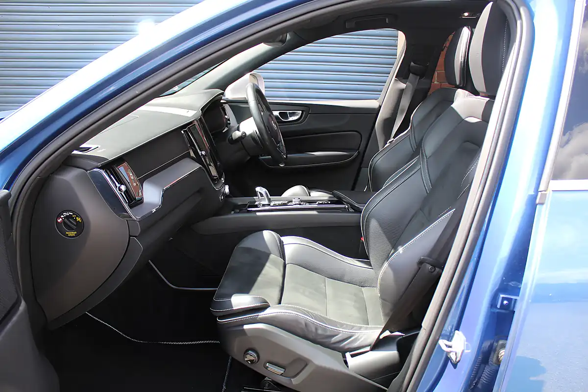 Used 2018 Volvo XC60 R-Design Pro Blue - Interior and Exterior details 14