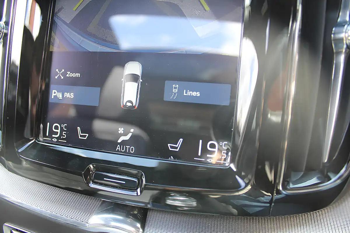 Used 2018 Volvo XC60 R-Design Pro Blue - Interior and Exterior details 17