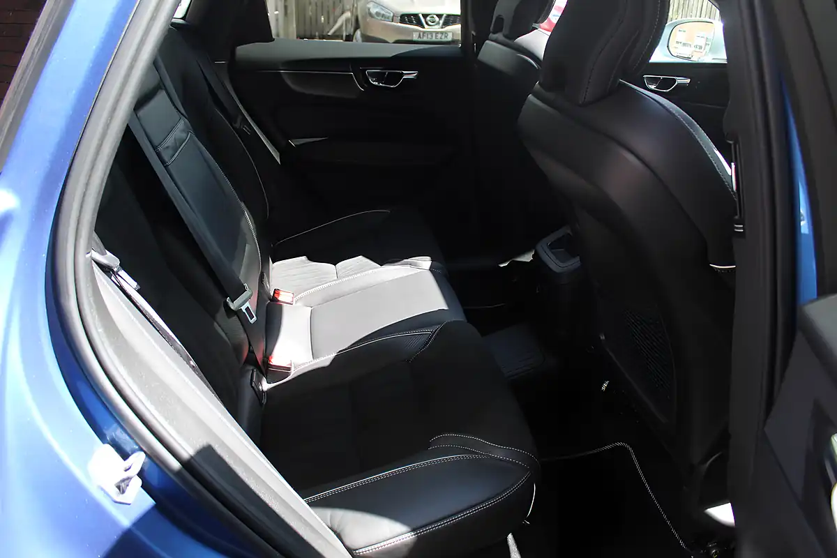 Used 2018 Volvo XC60 R-Design Pro Blue - Interior and Exterior details 20