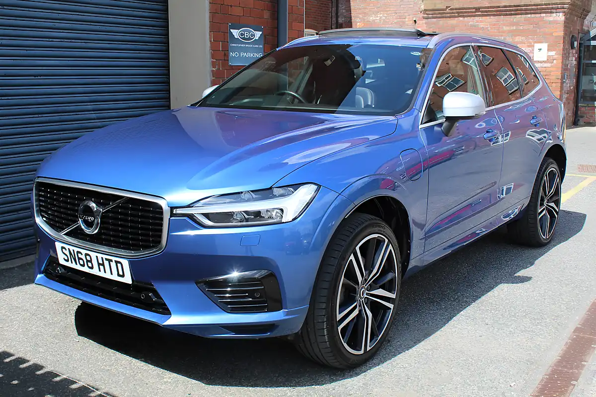 Used 2018 Volvo XC60 R-Design Pro Blue - Interior and Exterior details 3