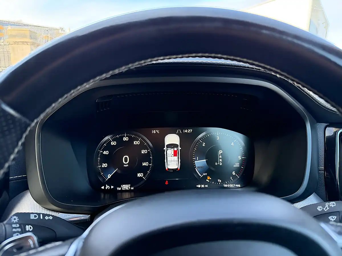Used 2018 Volvo XC60 R-Design Pro Bursting Blue - Interior and Exterior details 20
