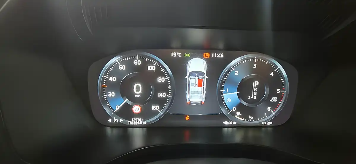 Used 2018 Volvo XC60 R-Design Red - Interior and Exterior details 12