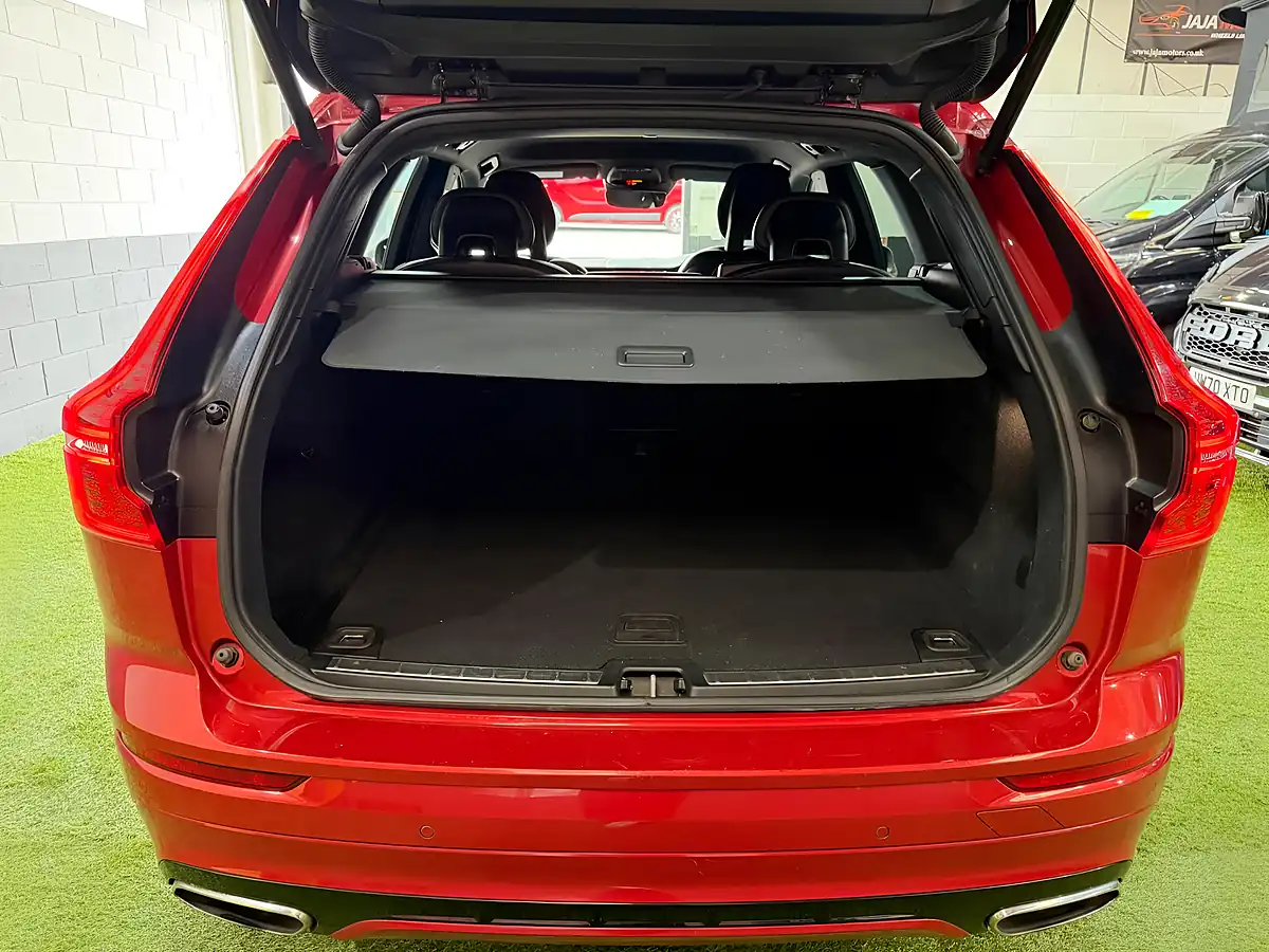 Used 2018 Volvo XC60 R-Design Red - Interior and Exterior details 5