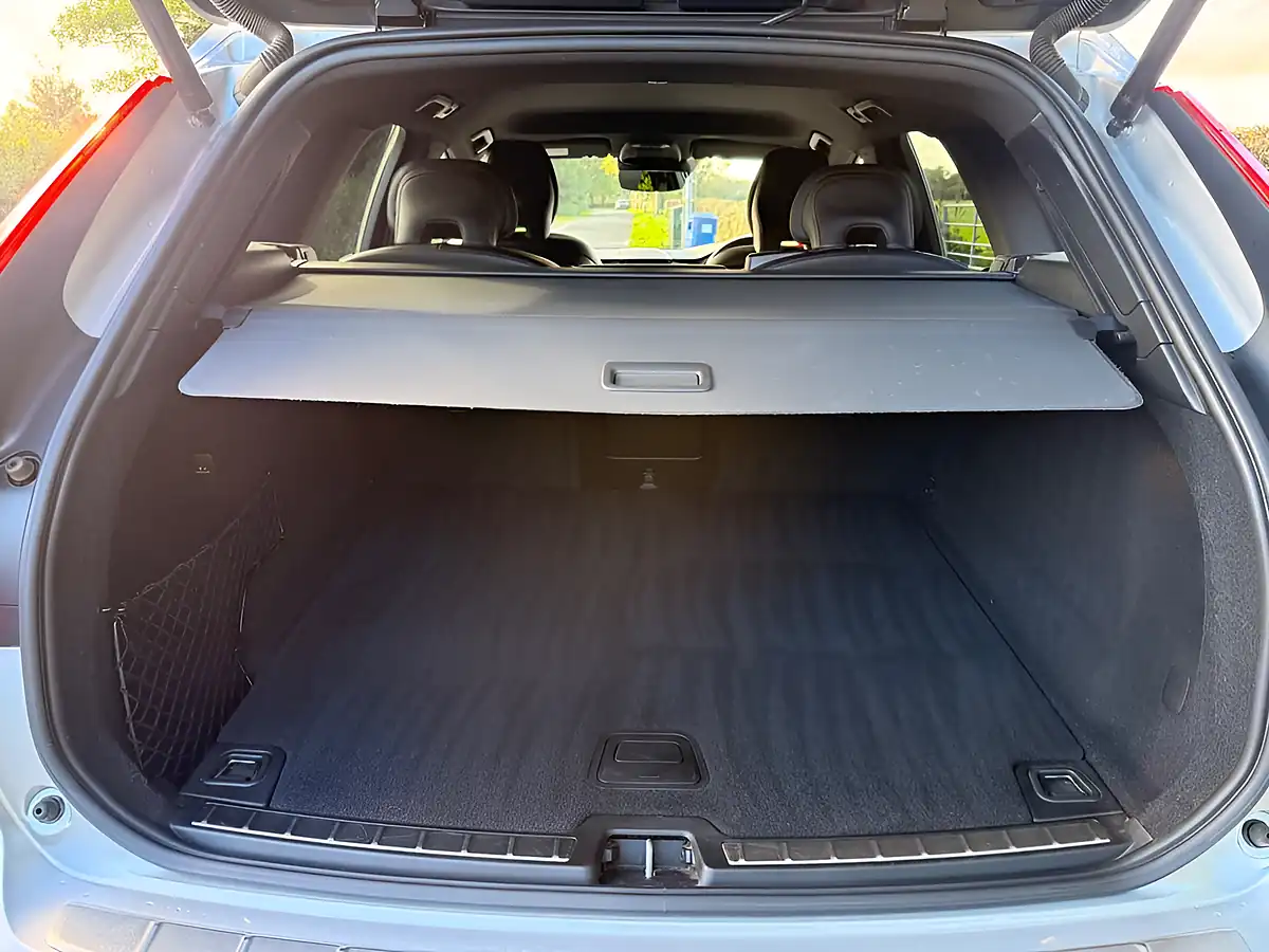 Used 2018 Volvo XC60 R-Design Silver - Interior and Exterior details 16