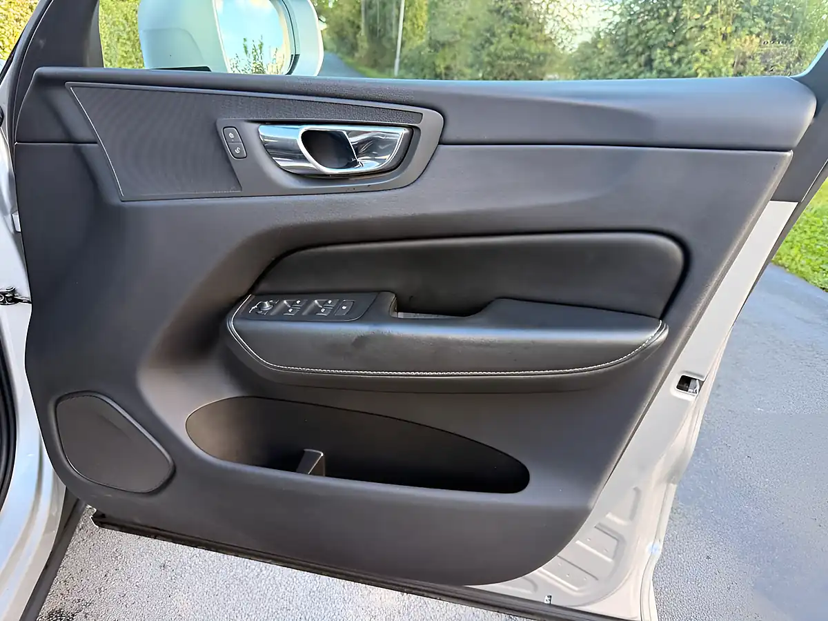 Used 2018 Volvo XC60 R-Design Silver - Interior and Exterior details 18