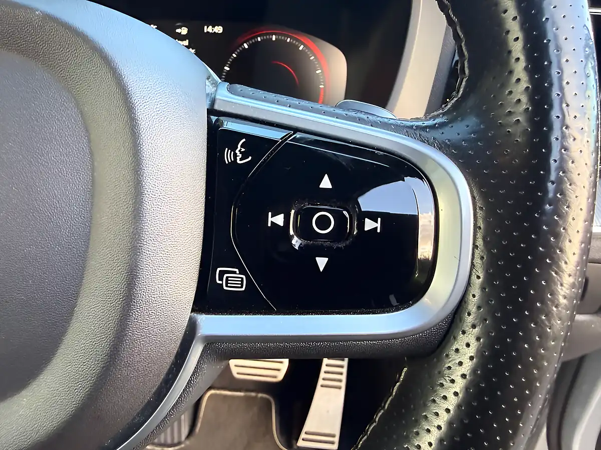 Used 2018 Volvo XC60 R-Design Silver - Interior and Exterior details 20