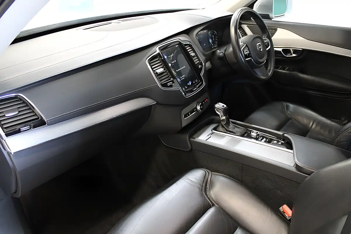 Used 2018 Volvo XC90 Inscription Silver - Interior and Exterior details 2