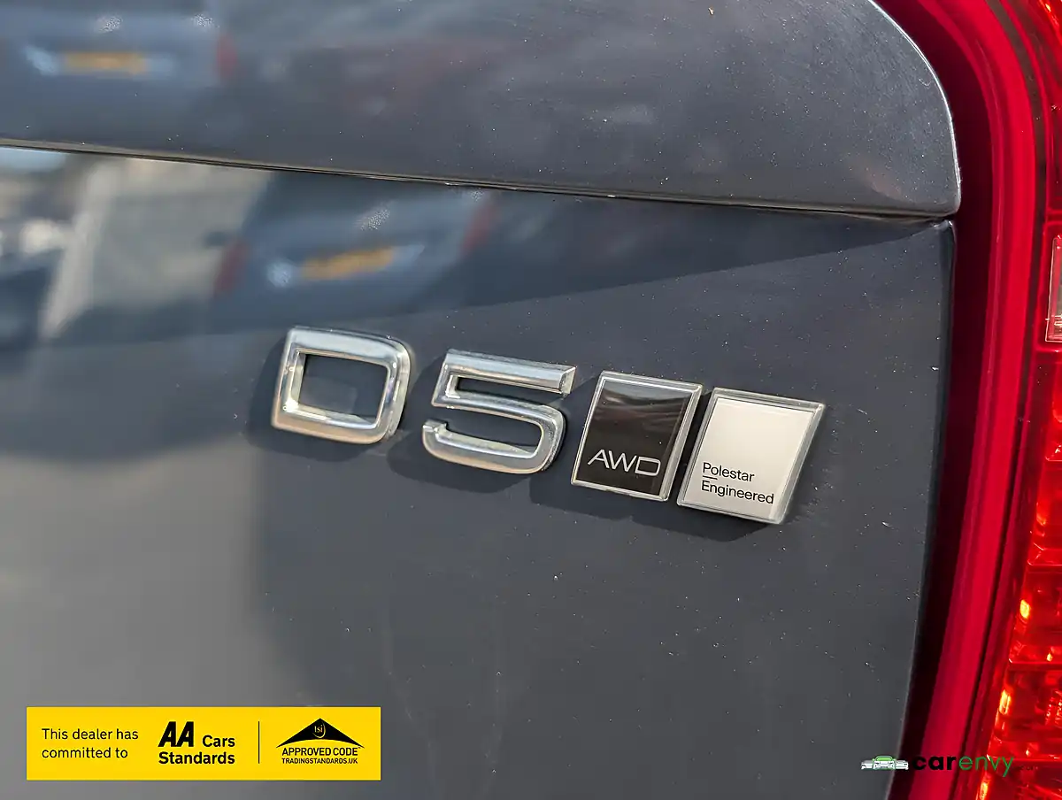 Used 2018 Volvo XC90 Momentum Denim Blue - Interior and Exterior details 10