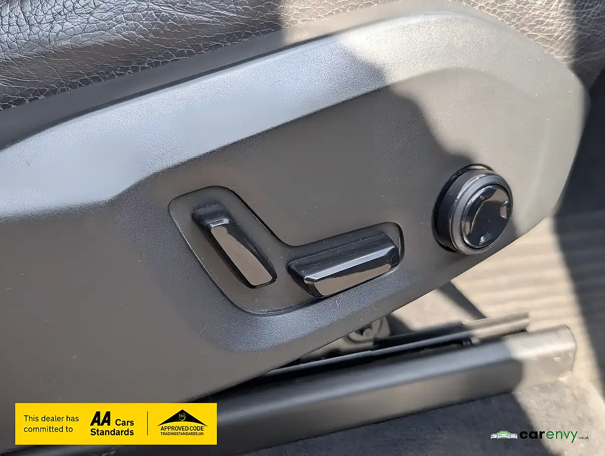 Used 2018 Volvo XC90 Momentum Denim Blue - Interior and Exterior details 13