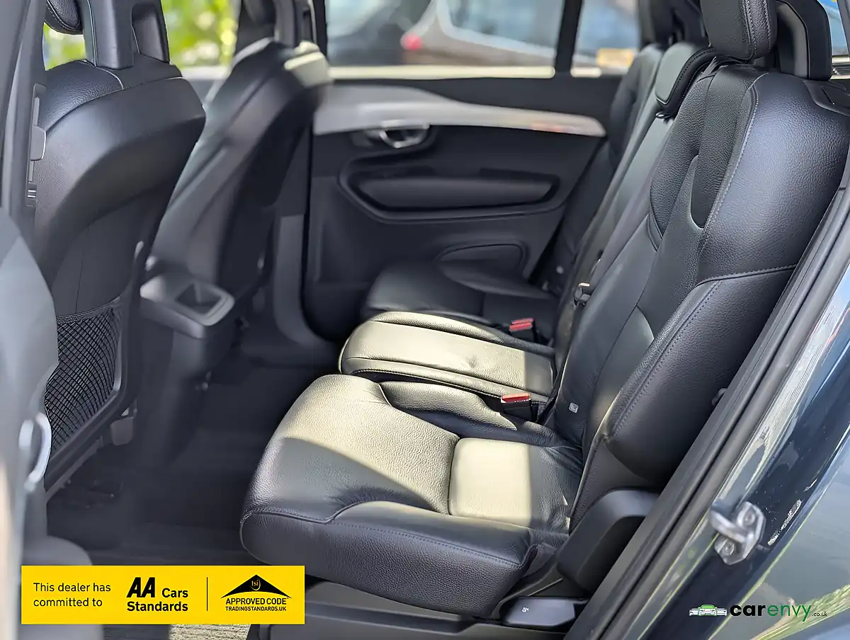 Used 2018 Volvo XC90 Momentum Denim Blue - Interior and Exterior details 14