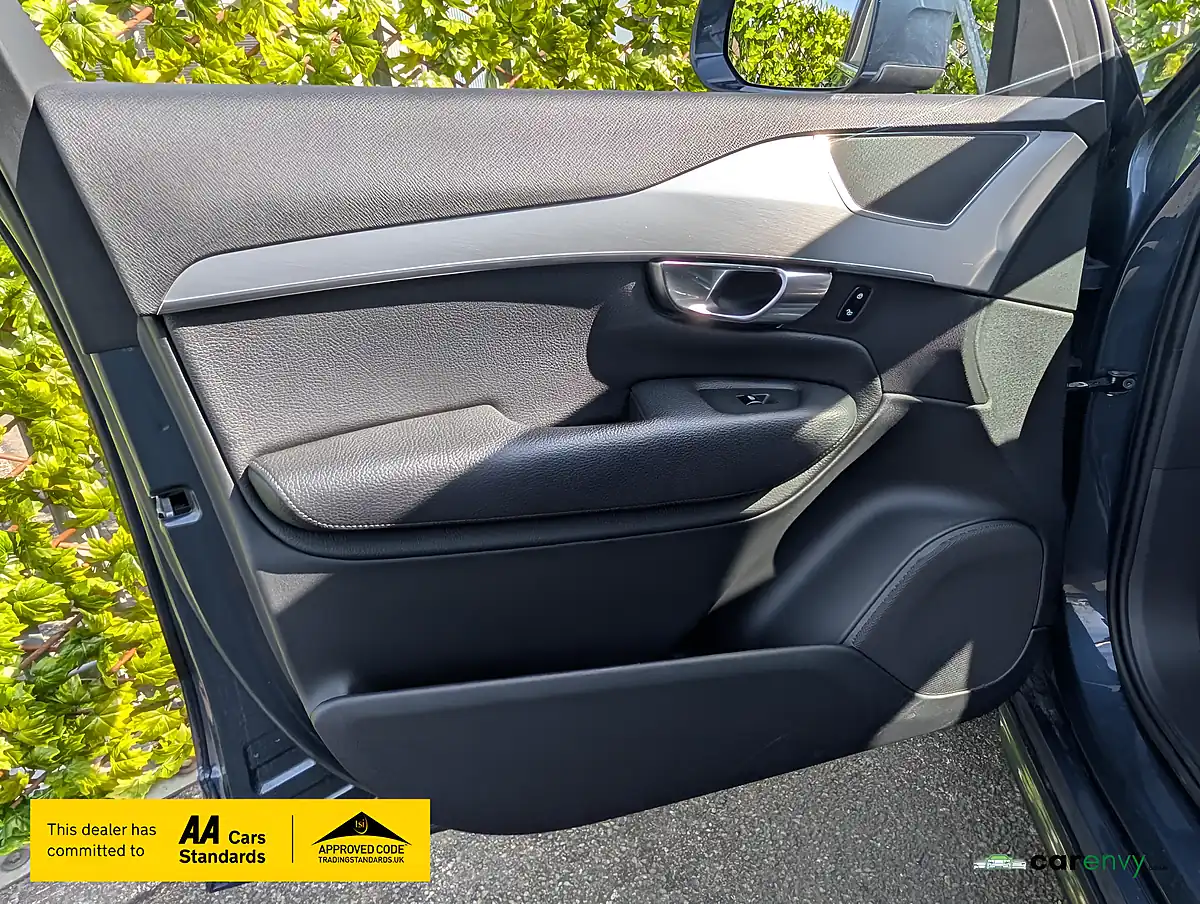 Used 2018 Volvo XC90 Momentum Denim Blue - Interior and Exterior details 16