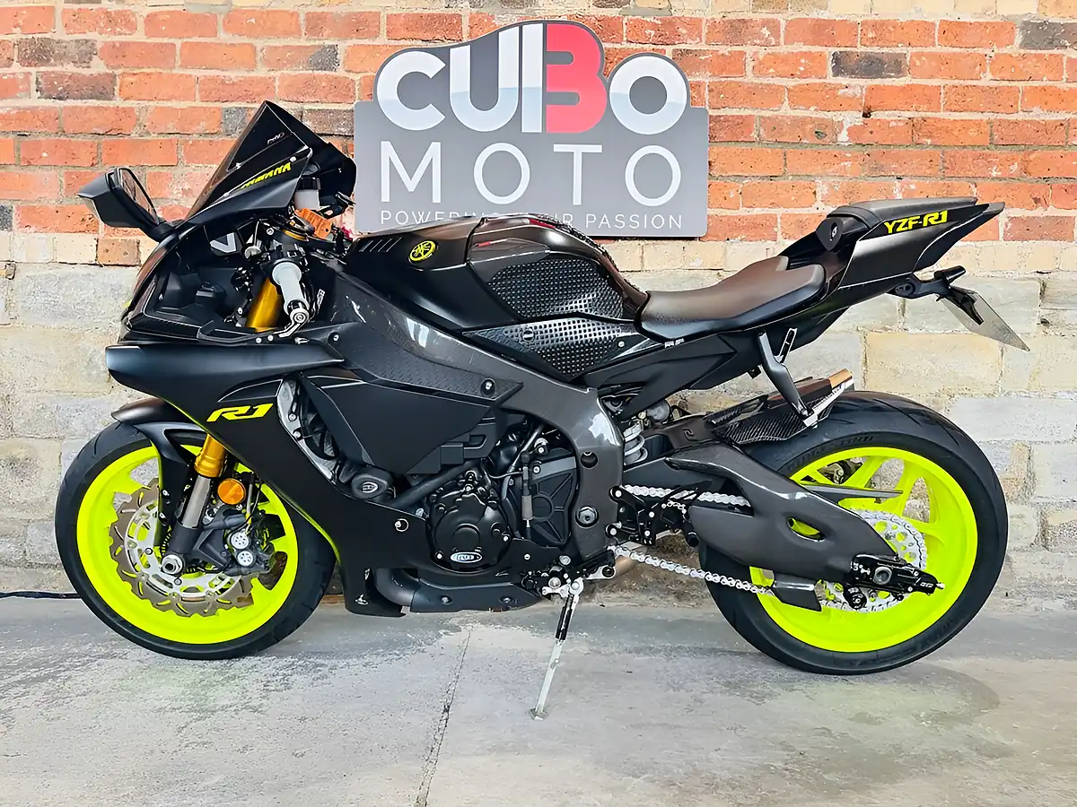 Used 2018 Yamaha R1 Stealth Black - Interior and Exterior details 11