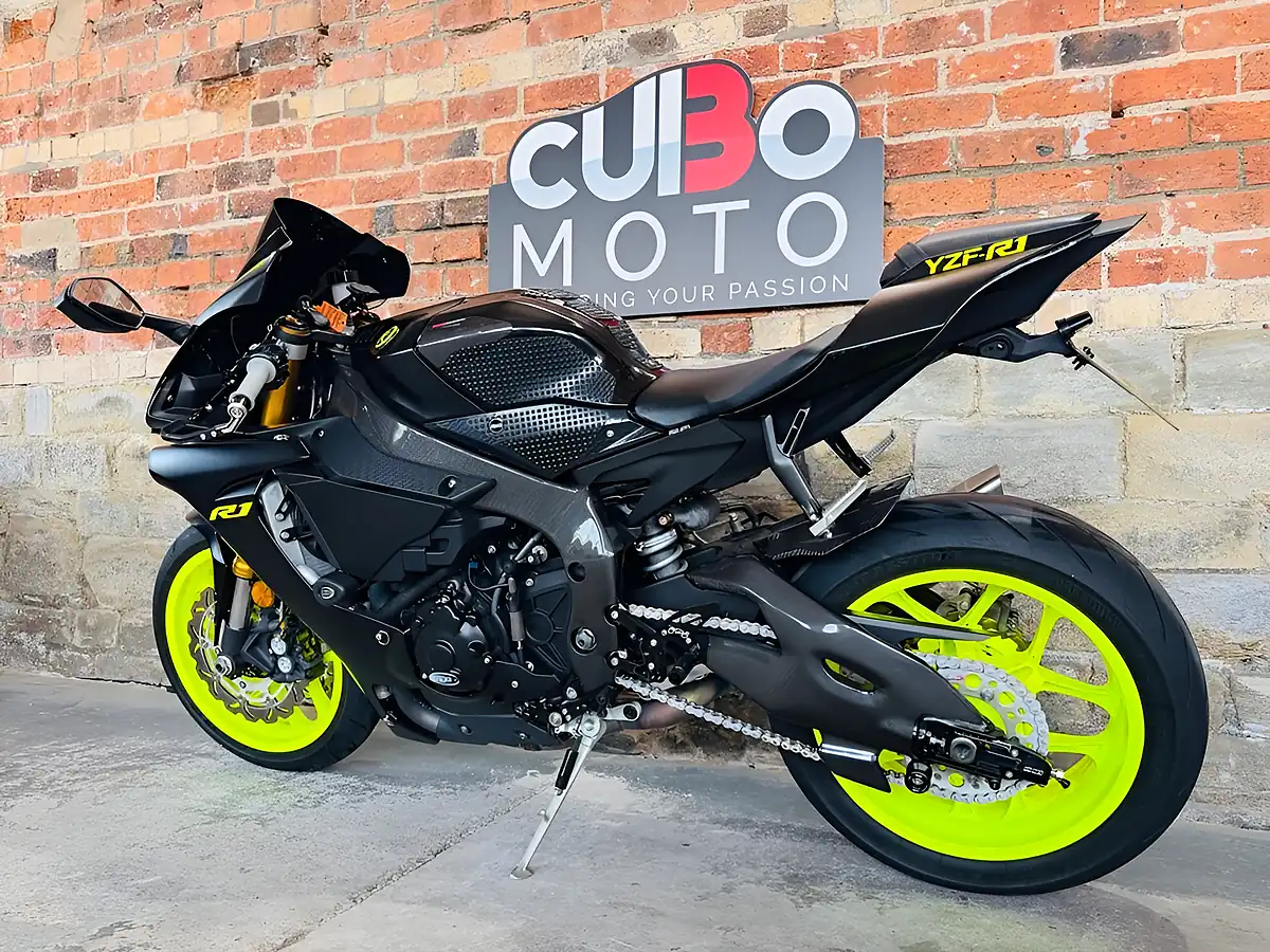 Used 2018 Yamaha R1 Stealth Black - Interior and Exterior details 13