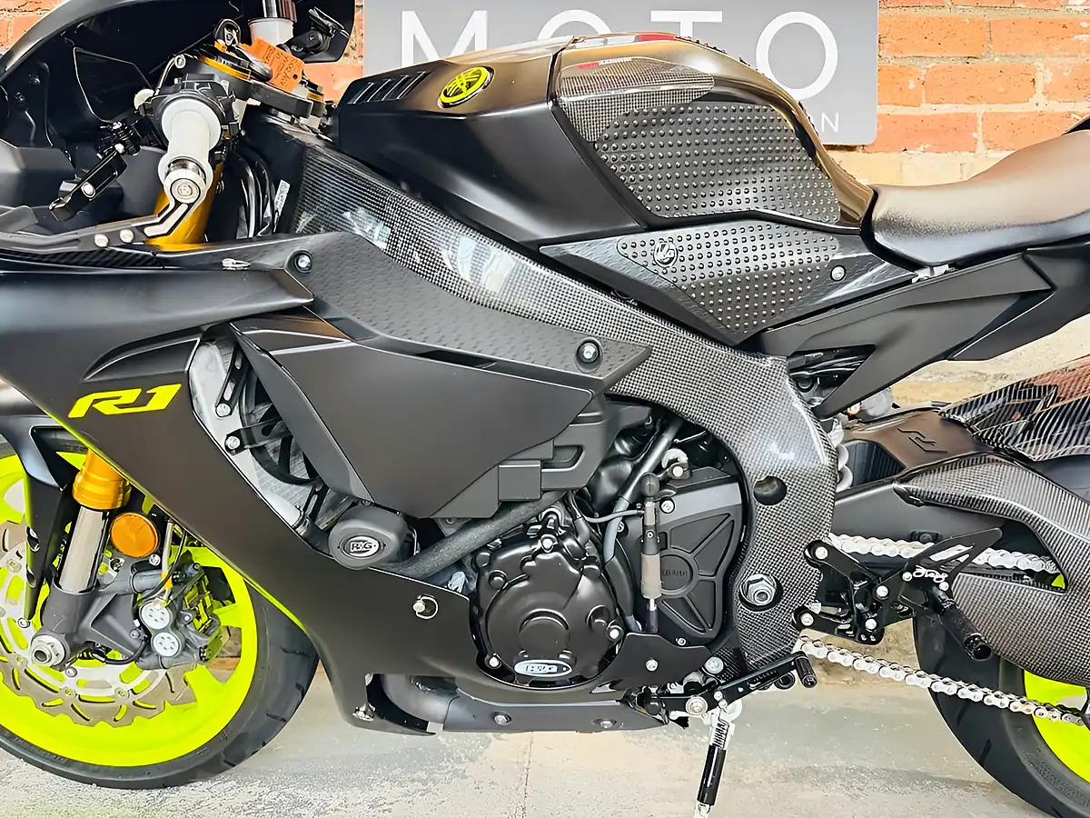Used 2018 Yamaha R1 Stealth Black - Interior and Exterior details 16