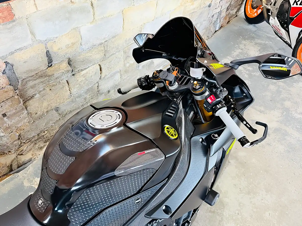 Used 2018 Yamaha R1 Stealth Black - Interior and Exterior details 8