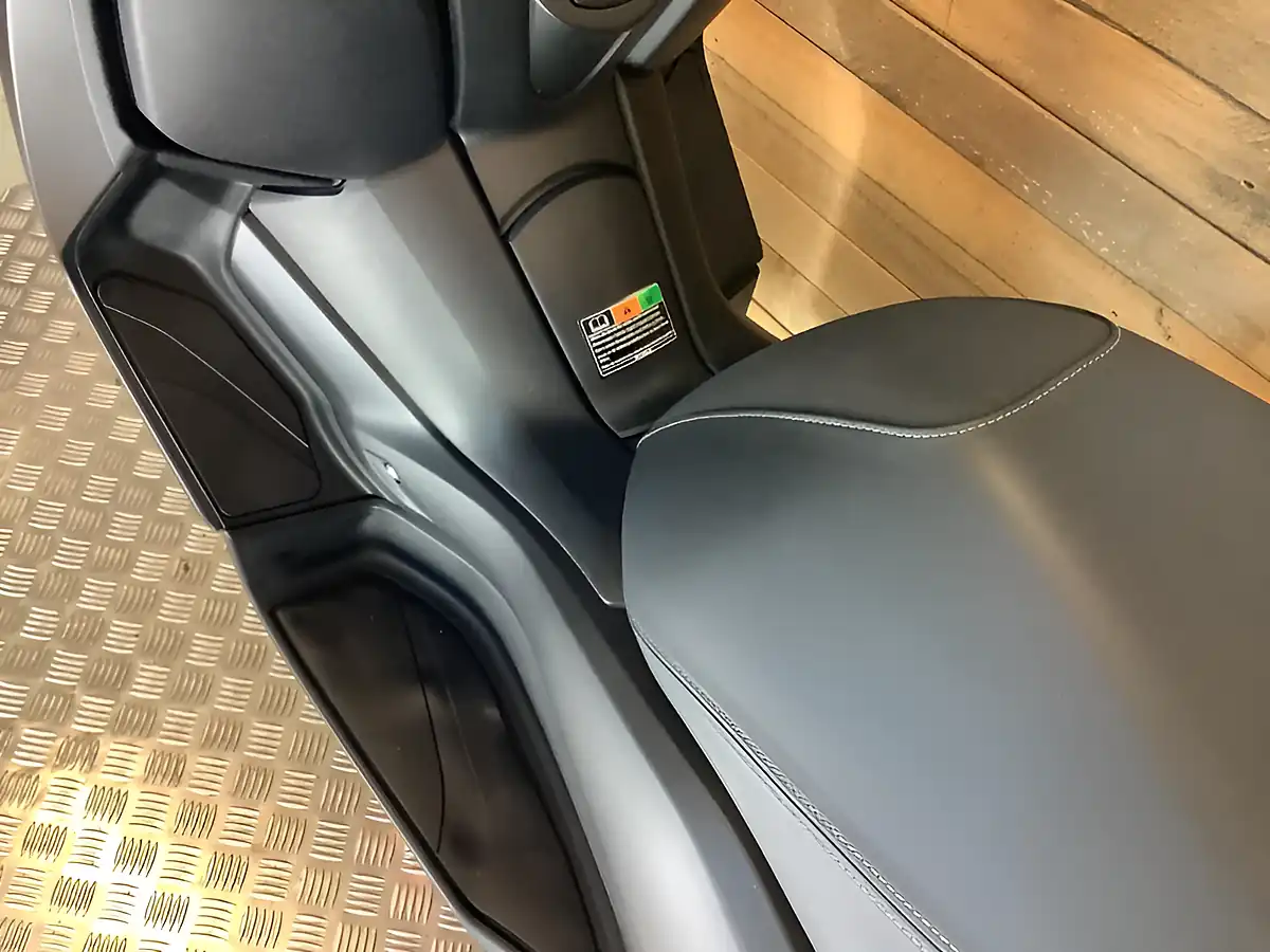 Used 2018 Yamaha X-Max Red - Interior and Exterior details 16