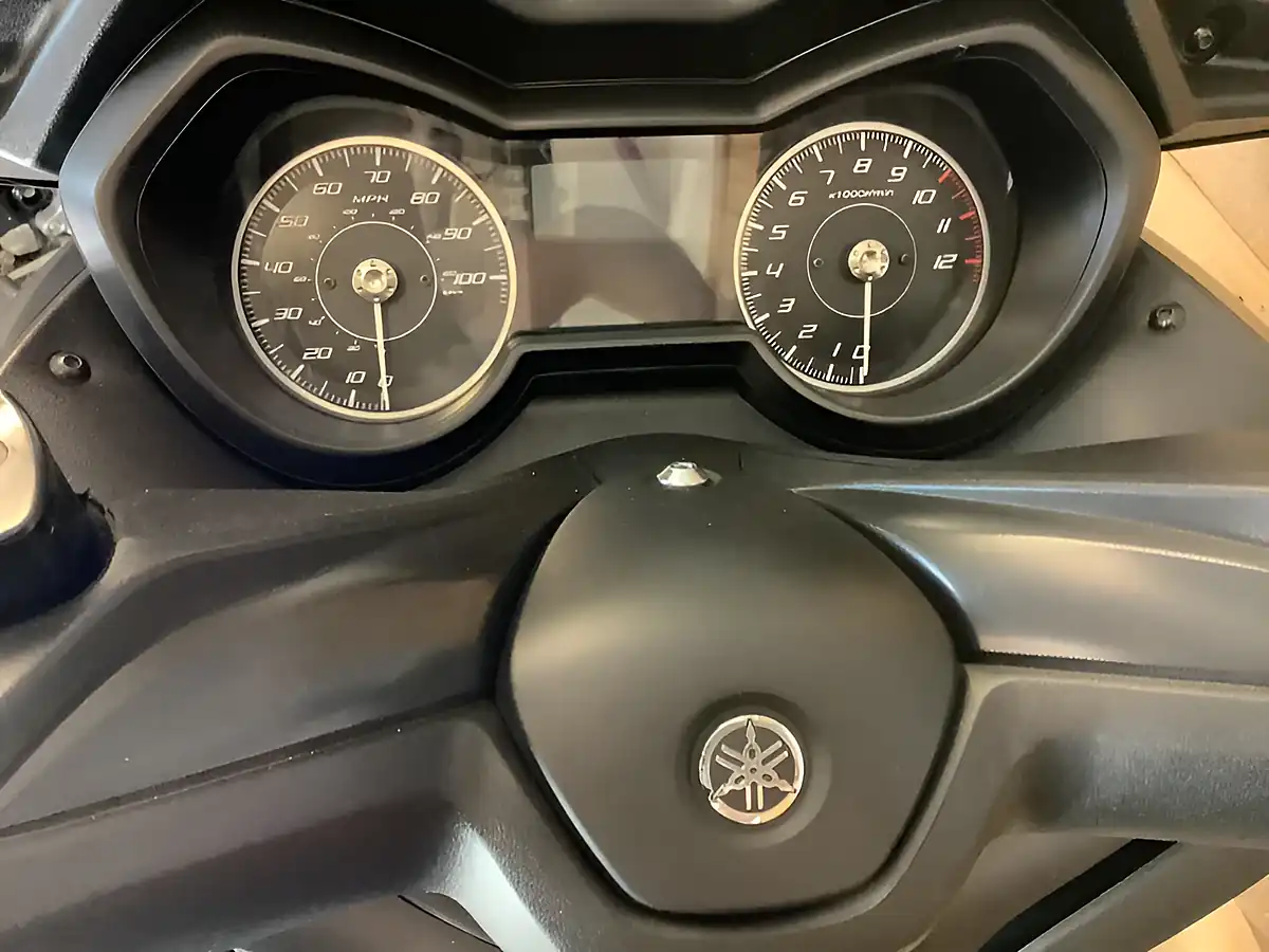 Used 2018 Yamaha X-Max Red - Interior and Exterior details 6