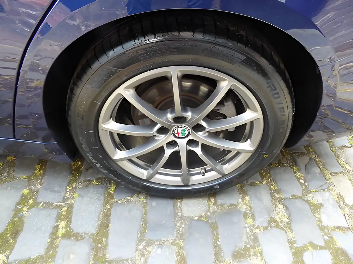 Used 2019 Alfa Romeo Giulia Super Blue - Interior and Exterior details 9