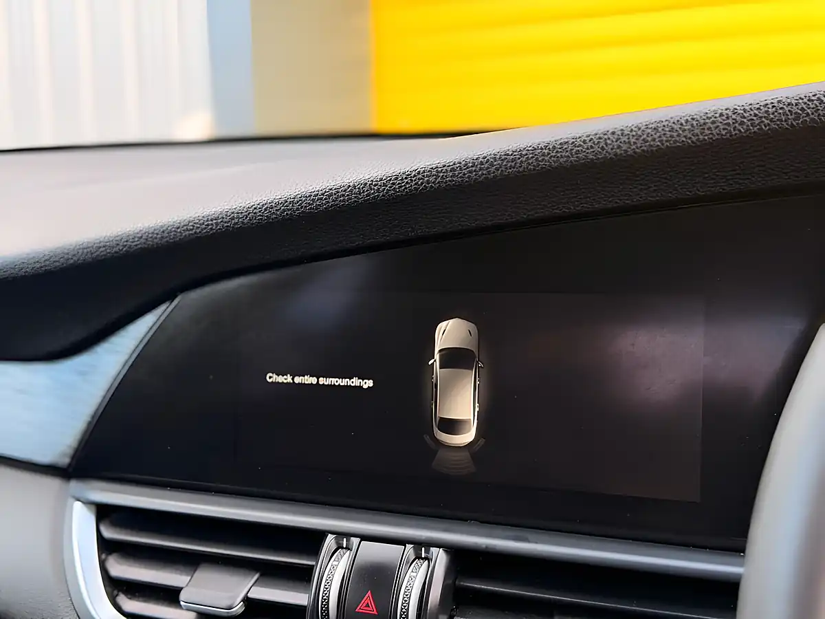 Used 2019 Alfa Romeo Giulia Super Red - Interior and Exterior details 12