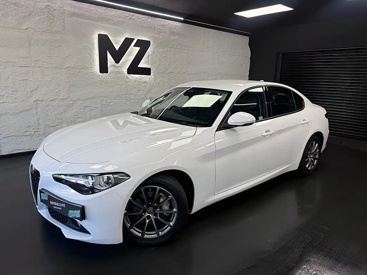 Used 2019 Alfa Romeo Giulia Super White - Front View