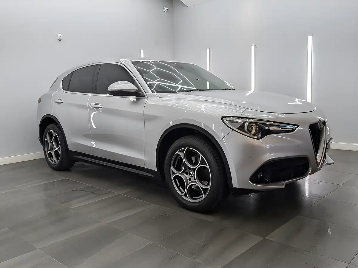 Used 2019 Alfa Romeo Stelvio Super Silverstone Grey - Interior and Exterior details 4