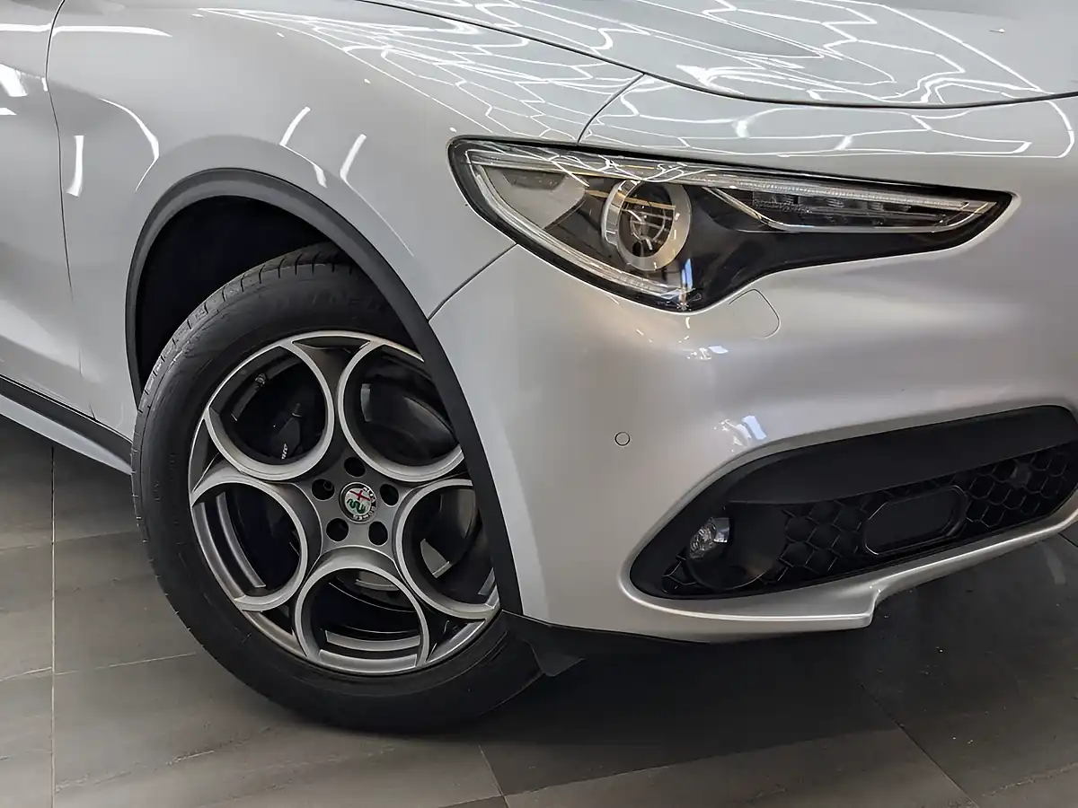 Used 2019 Alfa Romeo Stelvio Super Silverstone Grey - Interior and Exterior details 8