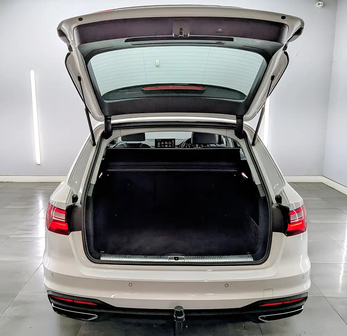 Used 2019 Audi A4 Avant Technik White - Interior and Exterior details 8