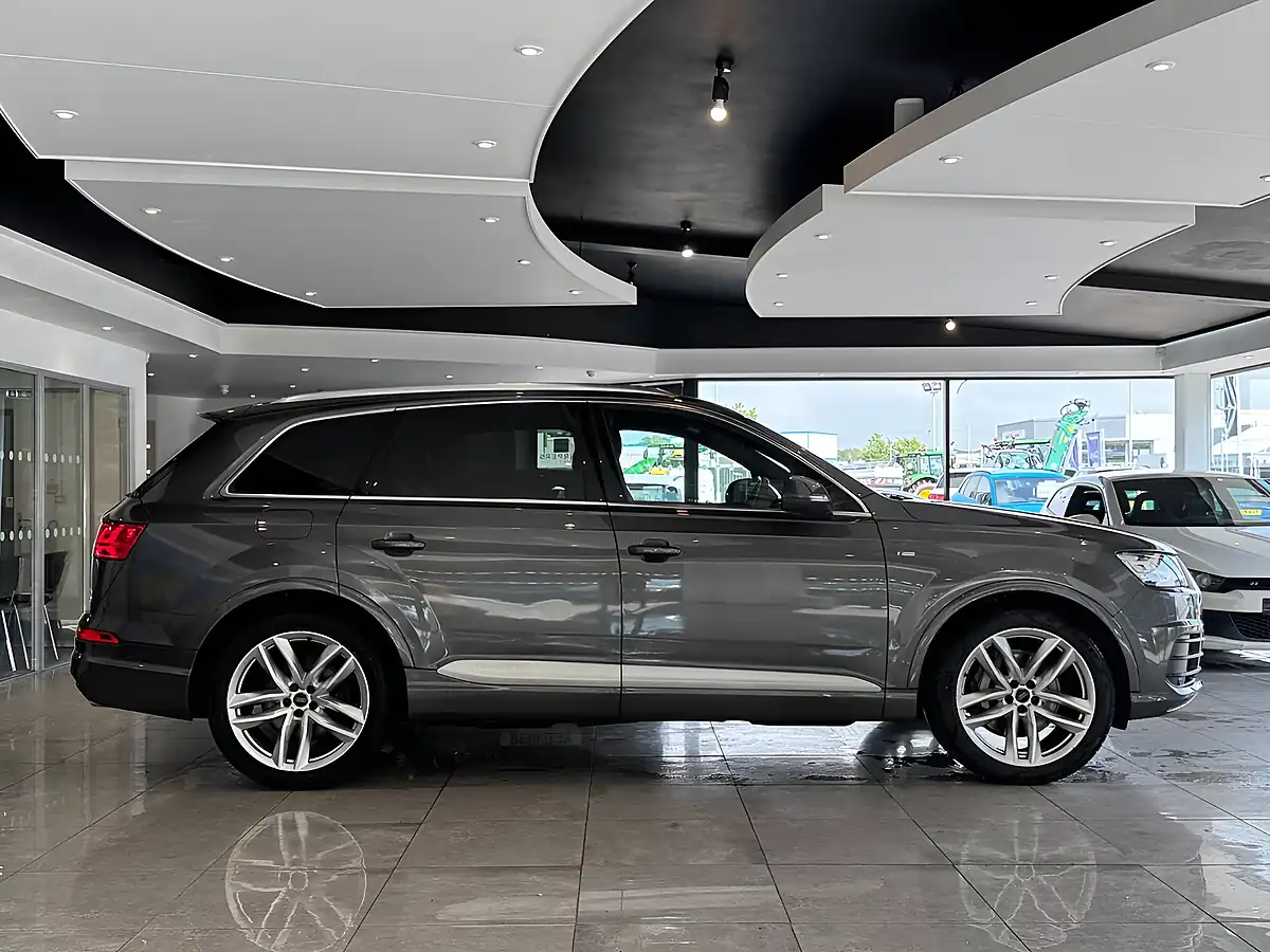 Used 2019 Audi Q7 S Line Grey - Interior and Exterior details 10