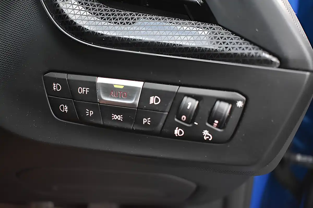 Used 2019 BMW 1 Series Sport Seaside Blue - Interior and Exterior details 11