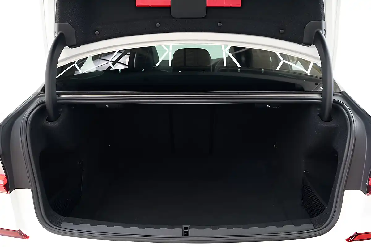 Used 2019 BMW 3 Series M Sport White - Interior and Exterior details 11