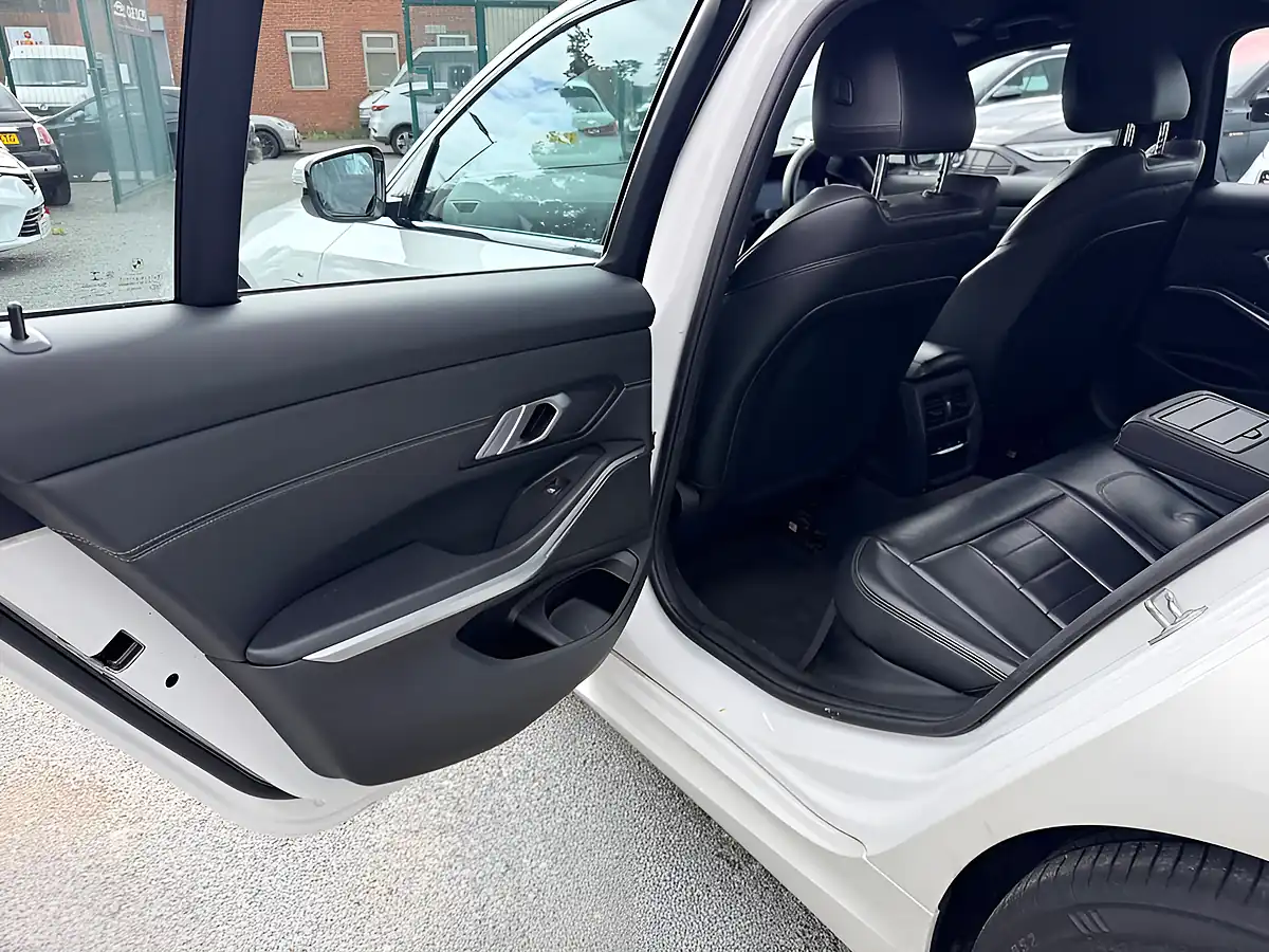 Used 2019 BMW 3 Series M Sport White - Interior and Exterior details 17