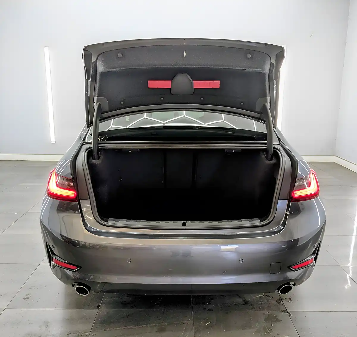 Used 2019 BMW 3 Series Se Mineral Grey - Interior and Exterior details 9