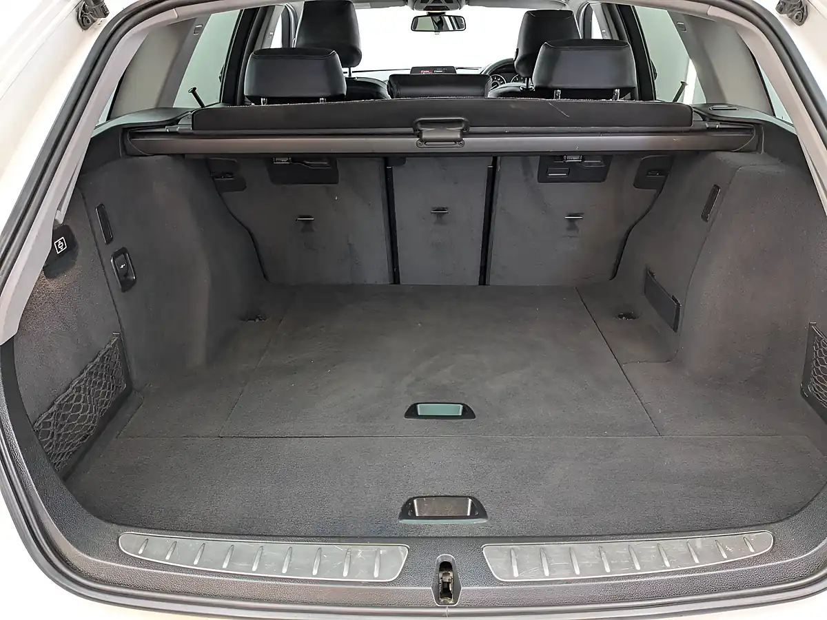 Used 2019 BMW 3 Series Sport Touring Alpine White - Interior and Exterior details 11