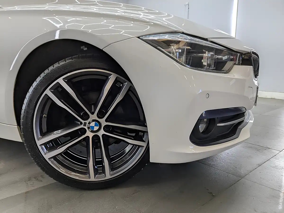 Used 2019 BMW 3 Series Sport Touring Alpine White - Interior and Exterior details 2