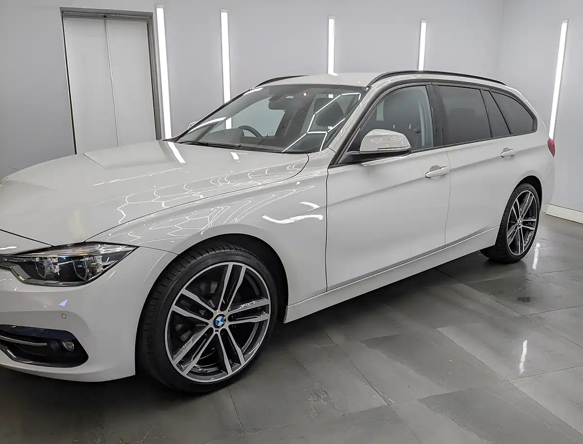 Used 2019 BMW 3 Series Sport Touring Alpine White - Interior and Exterior details 3