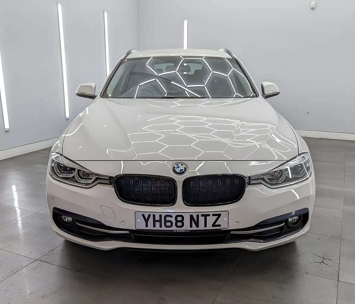 Used 2019 BMW 3 Series Sport Touring Alpine White - Interior and Exterior details 4