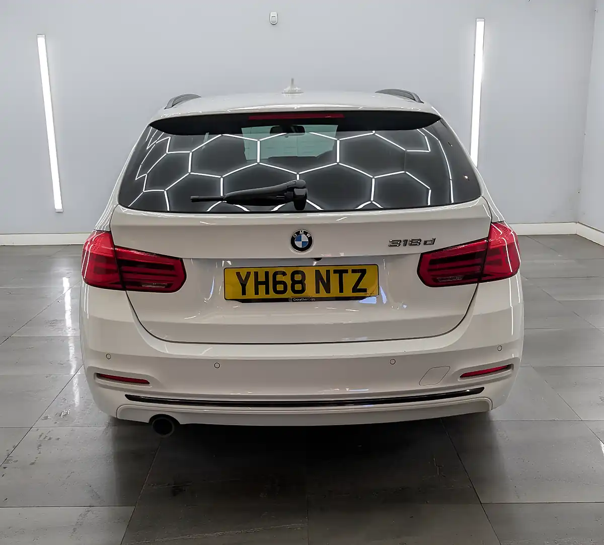 Used 2019 BMW 3 Series Sport Touring Alpine White - Interior and Exterior details 7