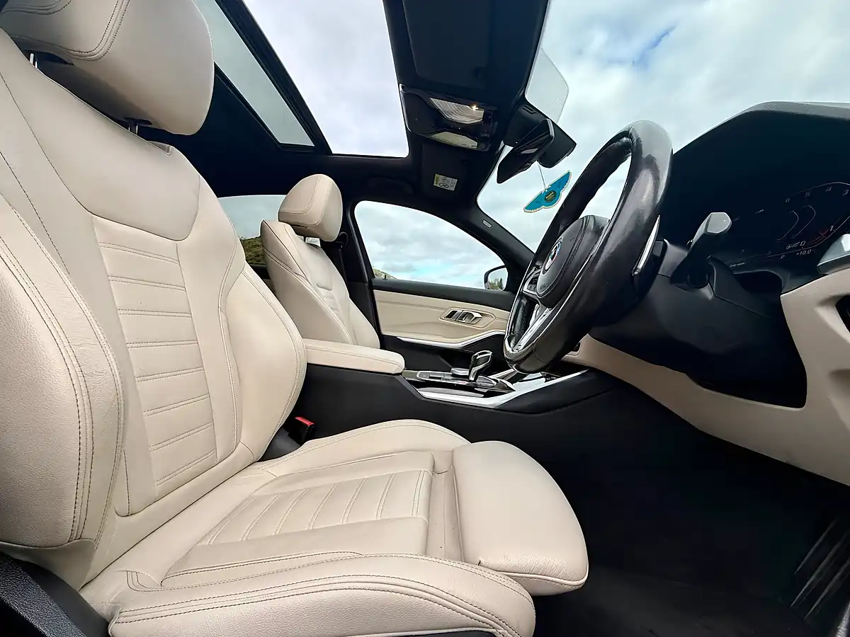 Used 2019 BMW 330d M Sport Blue - Interior and Exterior details 10