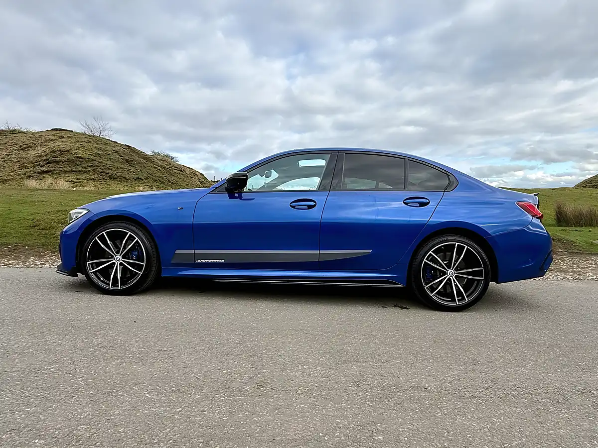 Used 2019 BMW 330d M Sport Blue - Interior and Exterior details 12