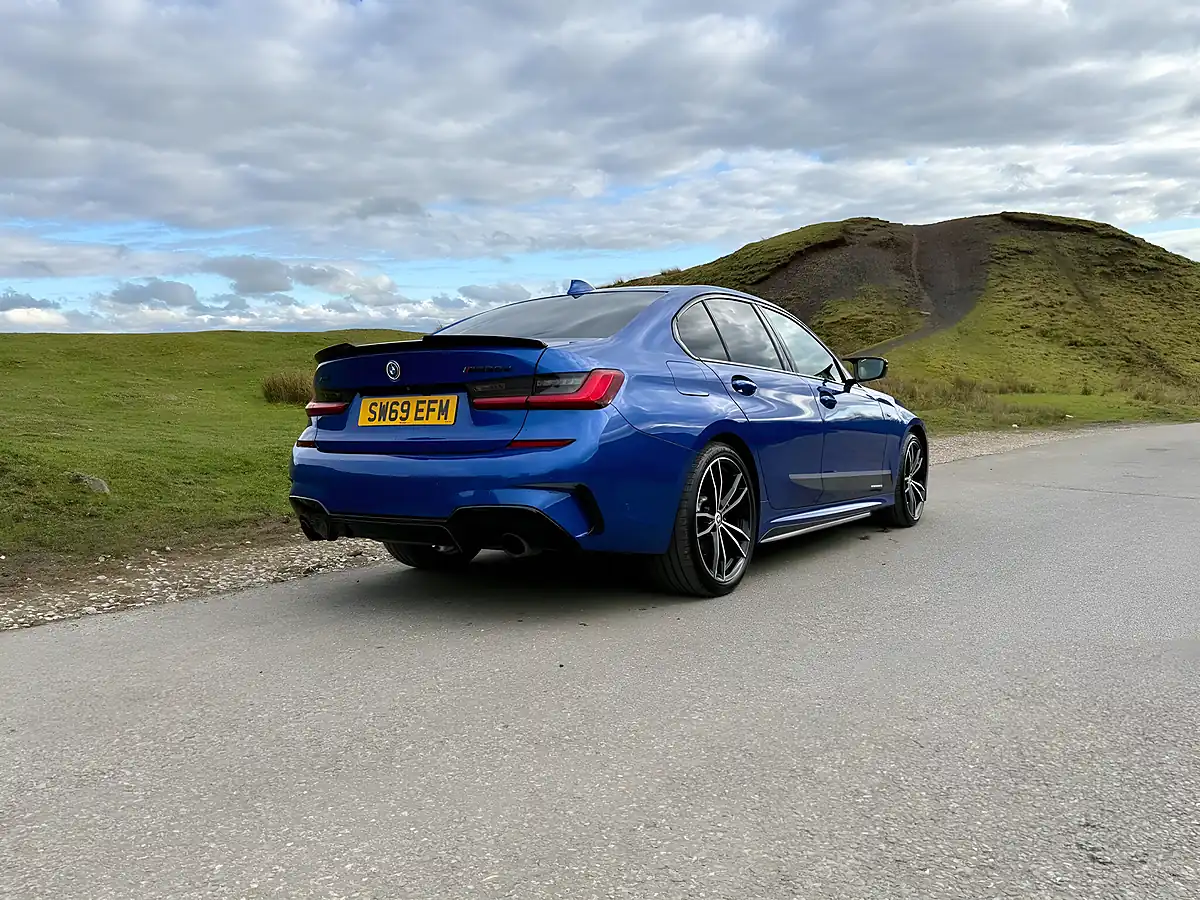 Used 2019 BMW 330d M Sport Blue - Interior and Exterior details 5