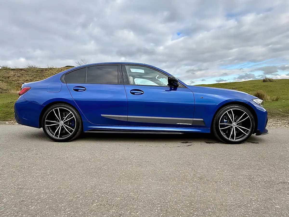 Used 2019 BMW 330d M Sport Blue - Interior and Exterior details 6