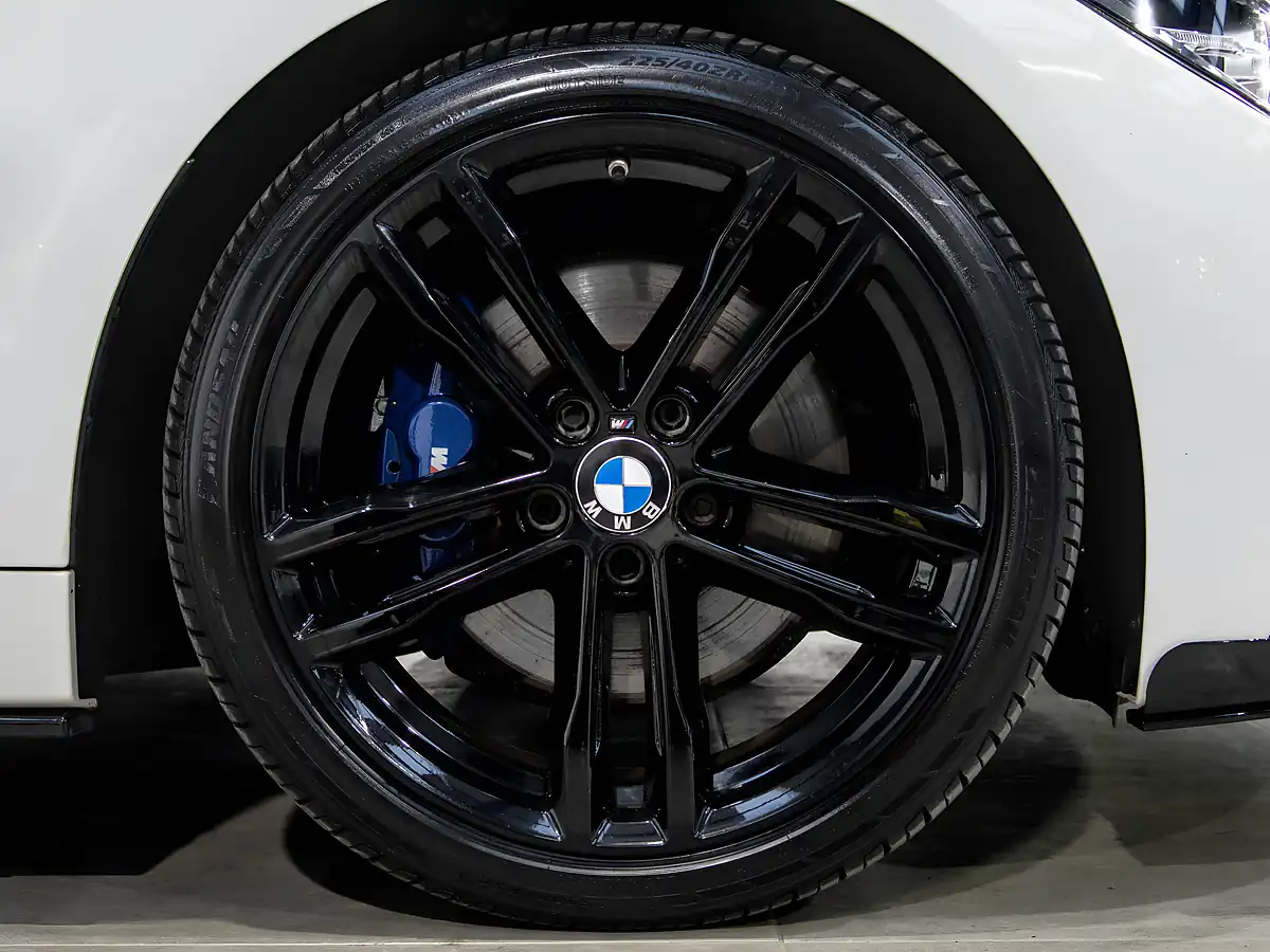 Used 2019 BMW 4 Series M Sport White - Interior and Exterior details 9