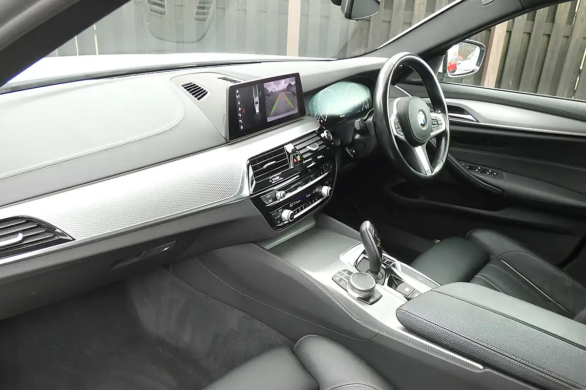 Used 2019 BMW 5 Series M Sport Alpine White - Interior and Exterior details 7