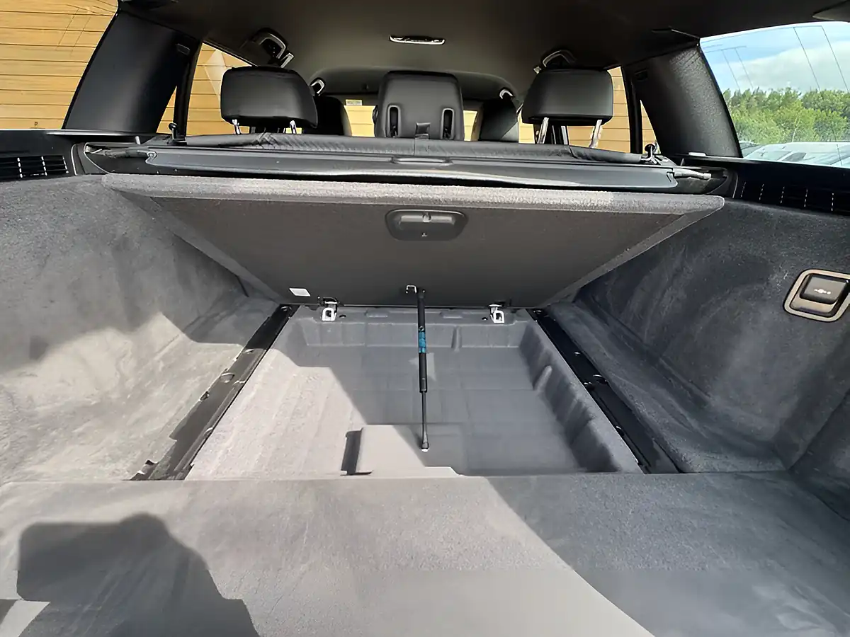 Used 2019 BMW 5 Series M Sport Alpine White - Interior and Exterior details 6